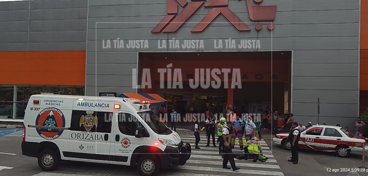 SE CHING# BOTELLAS DE LICOR, SALE CORRIENDO Y CAE
