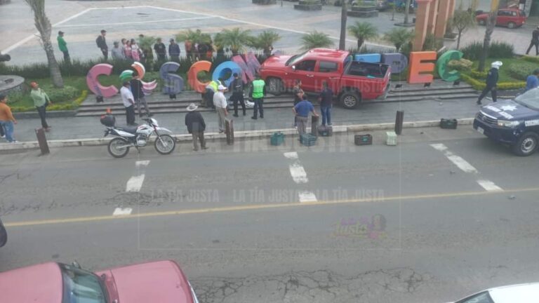 Camioneta pierde el control y se estrella con letras turísticas de Coscomatepec