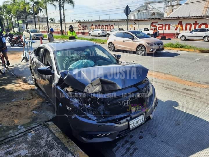 HONDA SE IMPACTA CONTRA TRACTO CAMIÓN