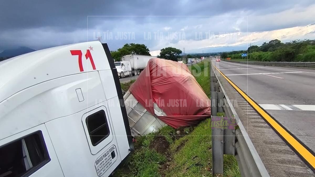 Se sale del camino y vuelca en la autopista Córdoba-Orizaba 