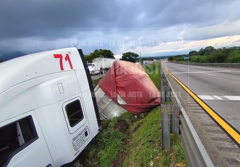 Se sale del camino y vuelca en la autopista Córdoba-Orizaba 