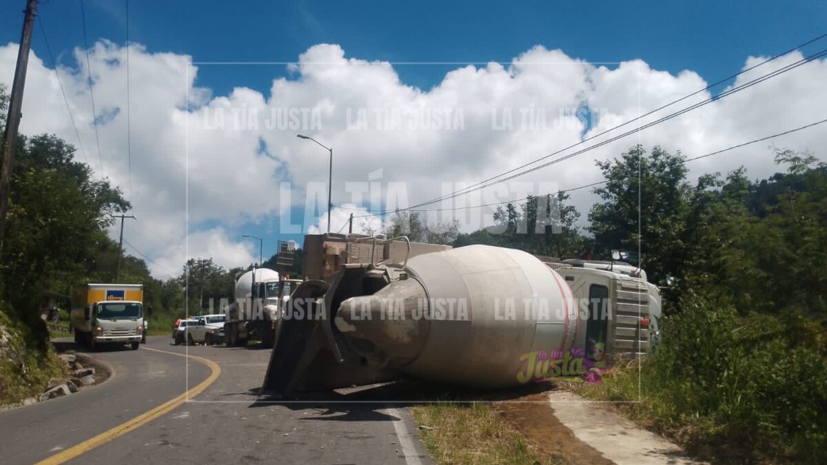 Vuelca revolvedora en Carretera Federal 123 Orizaba-Zongolica 