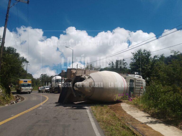 Vuelca revolvedora en Carretera Federal 123 Orizaba-Zongolica 