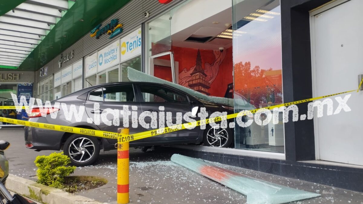 VEHÍCULO PARTICULAR PIERDE EL CONTROL Y SE METE A LOS CAJEROS DE UNA SUCURSAL BANCARIA, EN ORIZABA.