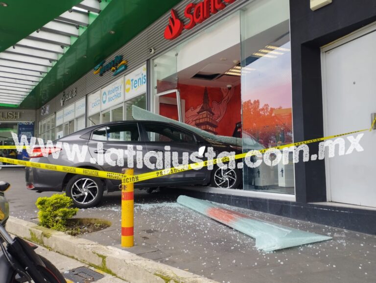 VEHÍCULO PARTICULAR PIERDE EL CONTROL Y SE METE A LOS CAJEROS DE UNA SUCURSAL BANCARIA, EN ORIZABA.