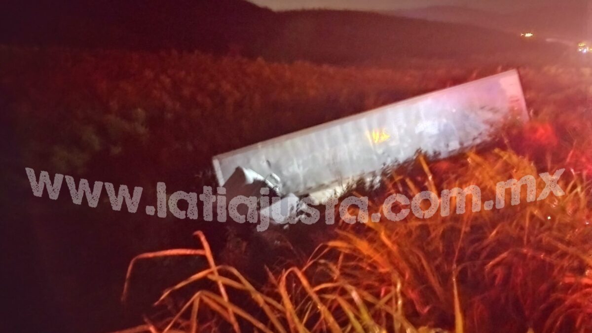 TRÁILER CAE A BARRANCO EN LA AUTOPISTA ORIZABA- PUEBLA A LA ALTURA DEL TRÉBOL DE MALTRATA.