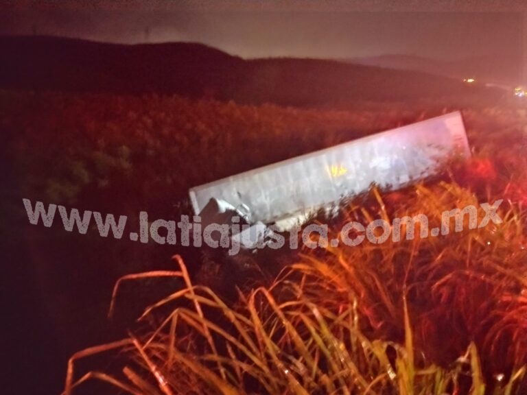 TRÁILER CAE A BARRANCO EN LA AUTOPISTA ORIZABA- PUEBLA A LA ALTURA DEL TRÉBOL DE MALTRATA.