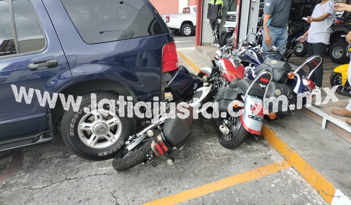 INTENTANDO ESTACIONARSE AUTOMOVILISTA IMPACTA TRES MOTOCICLETAS Y UNA CAMIONETA.