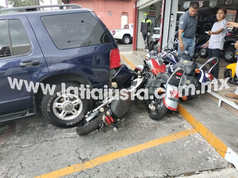 INTENTANDO ESTACIONARSE AUTOMOVILISTA IMPACTA TRES MOTOCICLETAS Y UNA CAMIONETA.