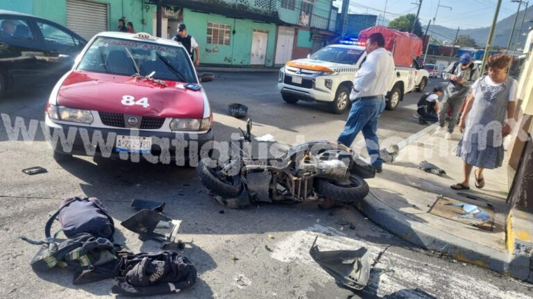 DOS LESIONADOS EN ACCIDENTE DE TAXI CONTRA UNA MOTOCICLETA.