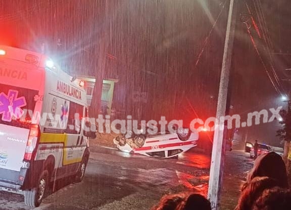 TERMINA VOLCADO TAXI DE ORIZABA EN SIETE VICIOS, ATZACAN.
