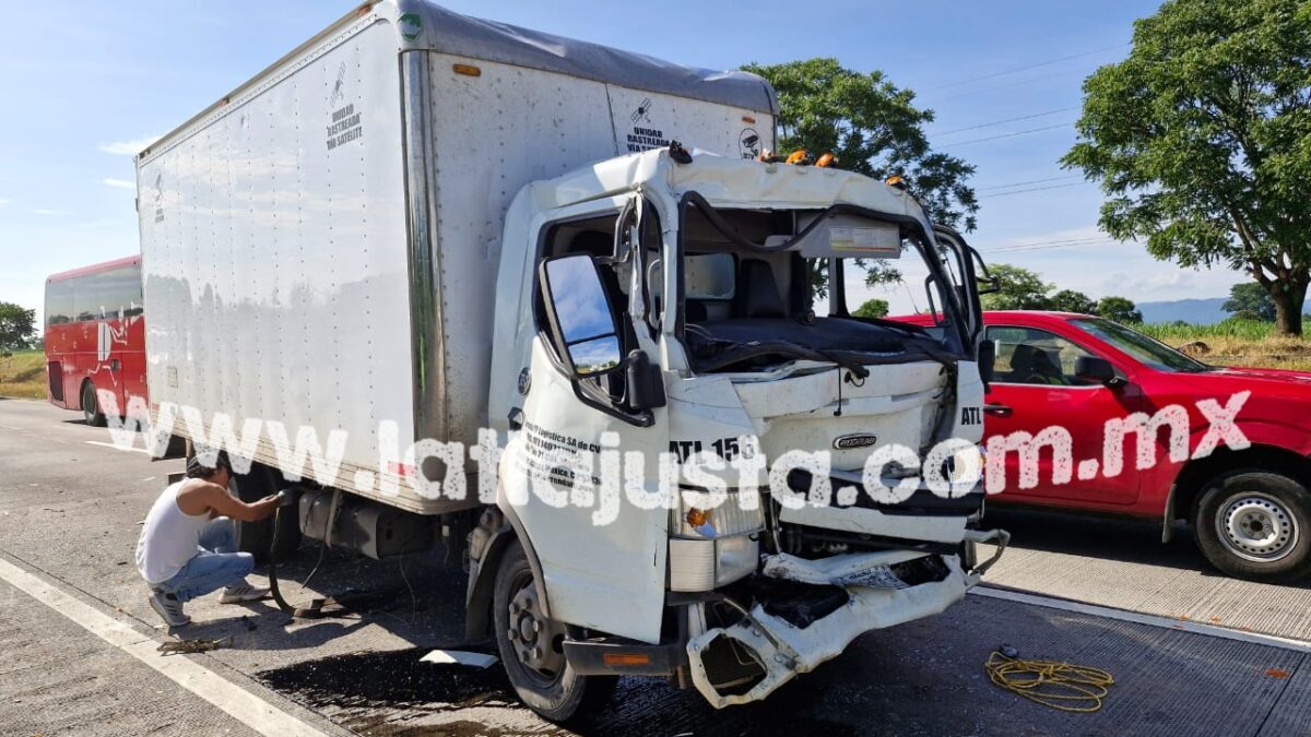 CHOCA TRACTOCAMIÓN POR ALCANCE Y RESULTAN DOS PERSONAS LESIONADAS..