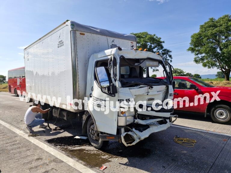 CHOCA TRACTOCAMIÓN POR ALCANCE Y RESULTAN DOS PERSONAS LESIONADAS..