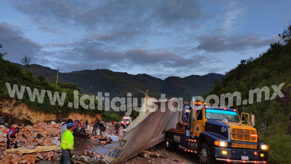 PERDIDAS MILLONARIAS DEJA VOLCADURA DE TRÁILER EN LAS CUMBRES DE MALTRATA.