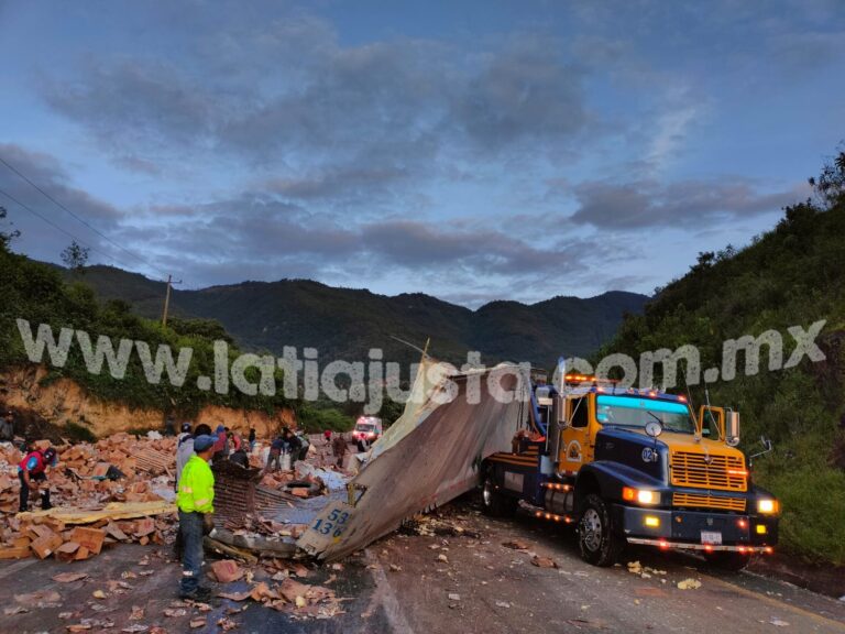 PERDIDAS MILLONARIAS DEJA VOLCADURA DE TRÁILER EN LAS CUMBRES DE MALTRATA.