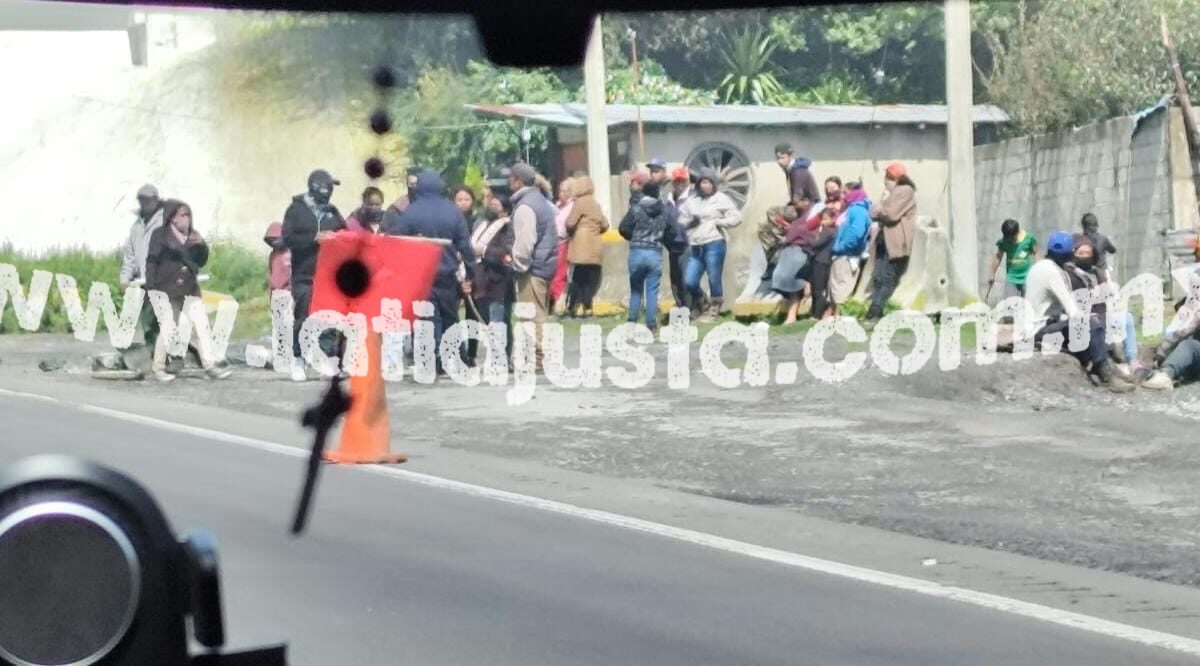 POBLADORES DE MALTRATA BLOQUEAN LA AUTOPISTA A PUEBLA, EXIGEN APAREZCA SU FAMILIAR QUE FUE PR1VAD0 DE LA L1B3RTAD EN DÍAS PASADOS.