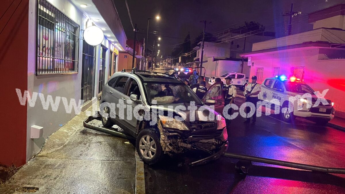 CAMIONETA SE ACCIDENTA EN COLONIA CENTRO, DE ORIZABA Y PROVOCA DAÑOS MATERIALES DE CONSIDERACIÓN.