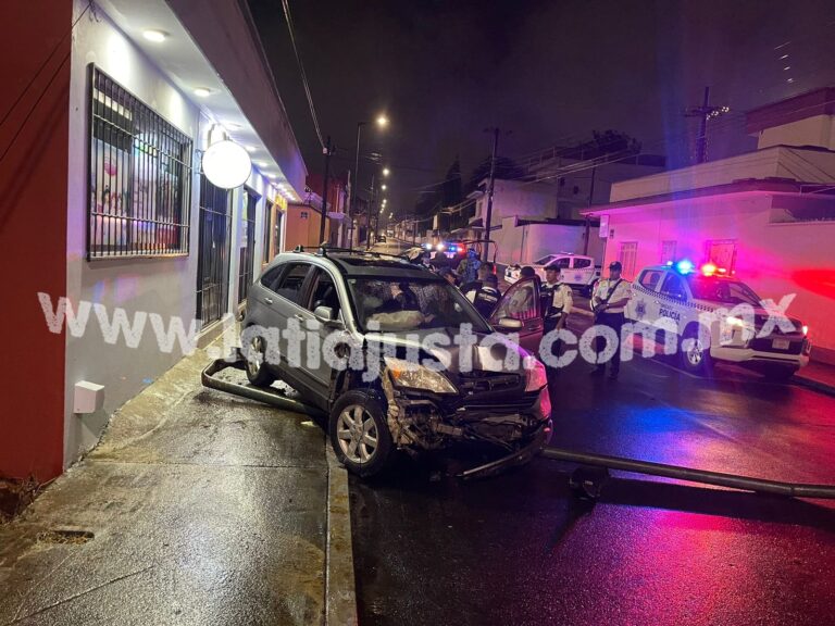 CAMIONETA SE ACCIDENTA EN COLONIA CENTRO, DE ORIZABA Y PROVOCA DAÑOS MATERIALES DE CONSIDERACIÓN.