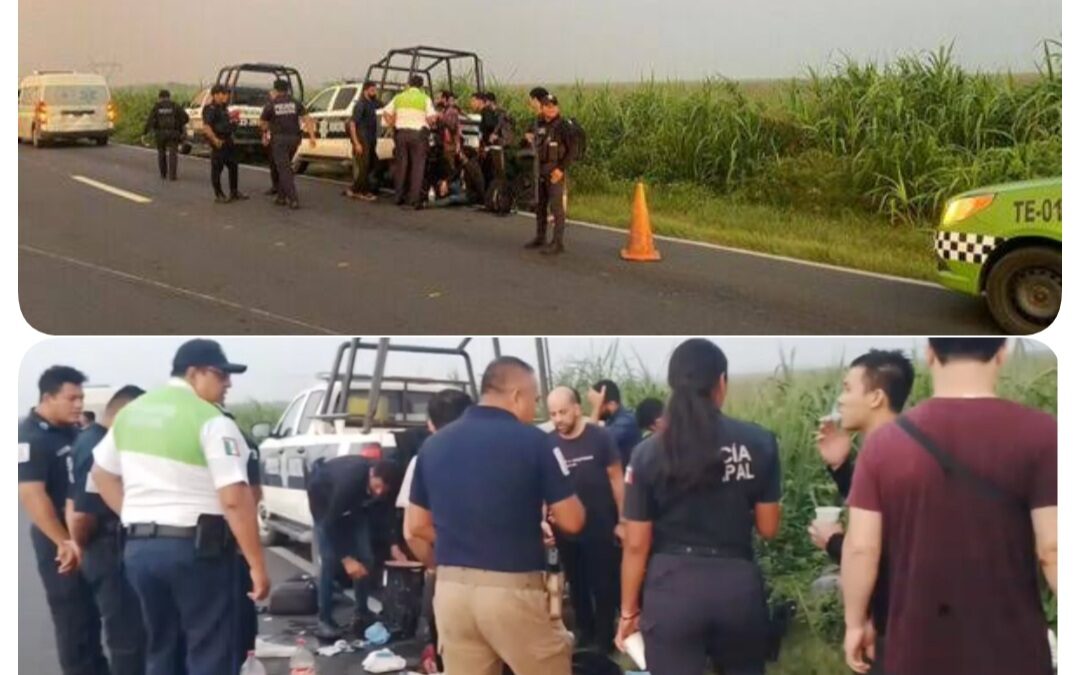 CAMIONETA QUE TRANSPORTABA A 25 MIGRANTES TERMINA VOLCADA EN LA CARRETERA DE COATZACOALCOS-MINATITLÁN.