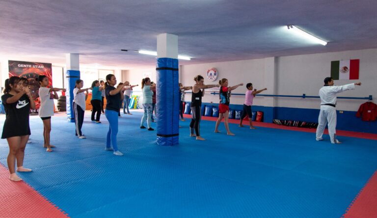 Reciben mujeres clases gratuitas de defensa personal en Córdoba
