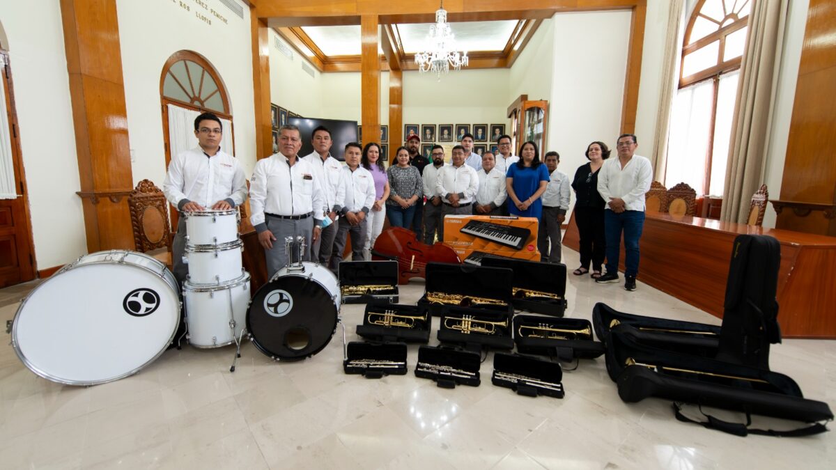 Recibe Banda Municipal de Córdoba instrumentos