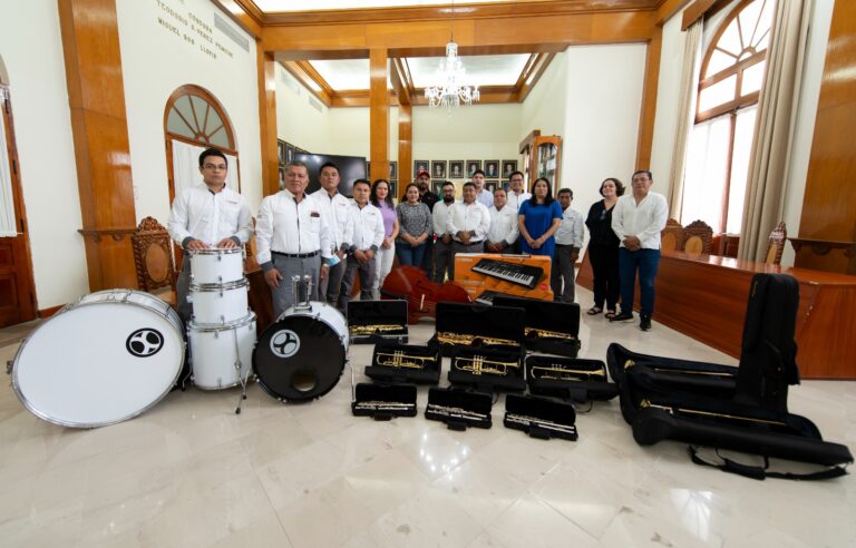 Recibe Banda Municipal de Córdoba instrumentos