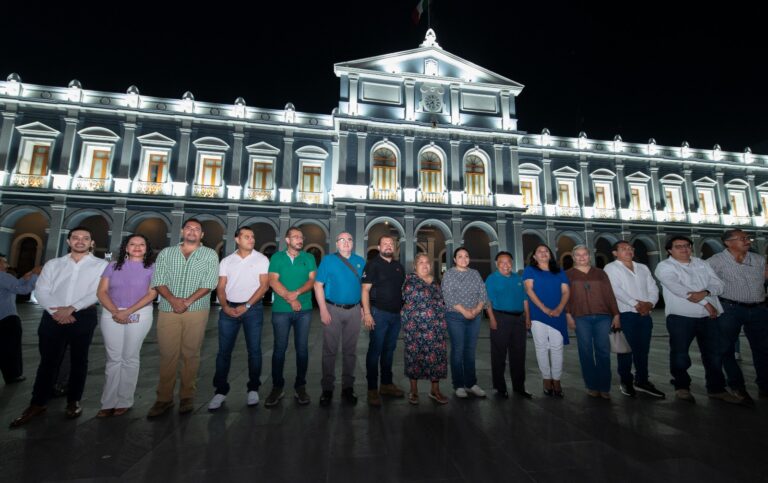 Nueva imagen e iluminación luce el palacio municipal de Córdoba