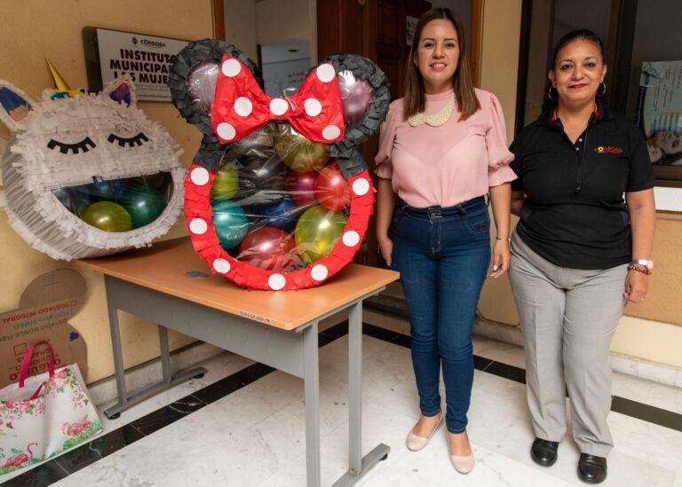 Participan mujeres en el curso -taller: Piñata en Técnica de Cartón