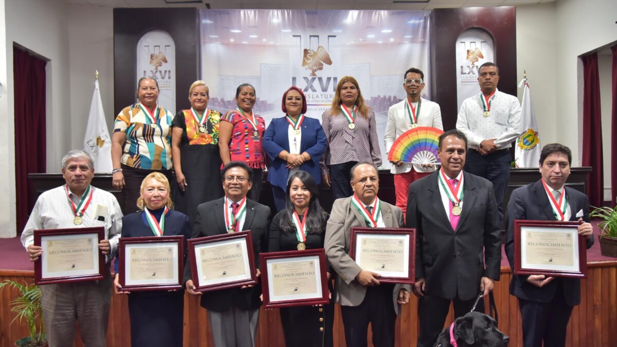 Entregan en el Congreso reconocimiento a campeones de oratoria