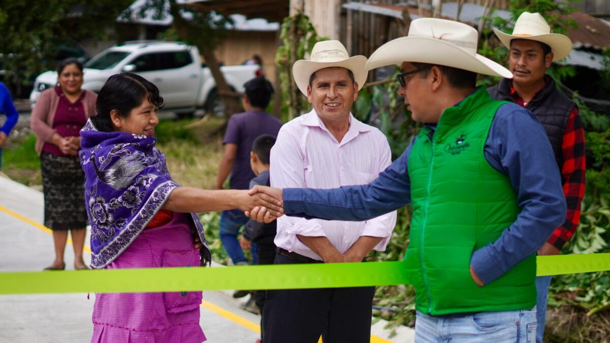 INAUGURAN OBRA DE CONCRETO HIDRÁULICO EN TEPEXILOTLA