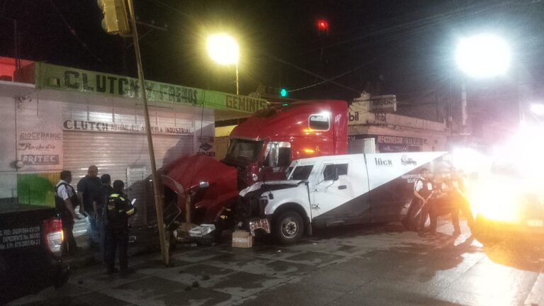 ENCONTRONAZO ENTRE CAMIONETA DE VALORES Y TRACTO CAMIÓN