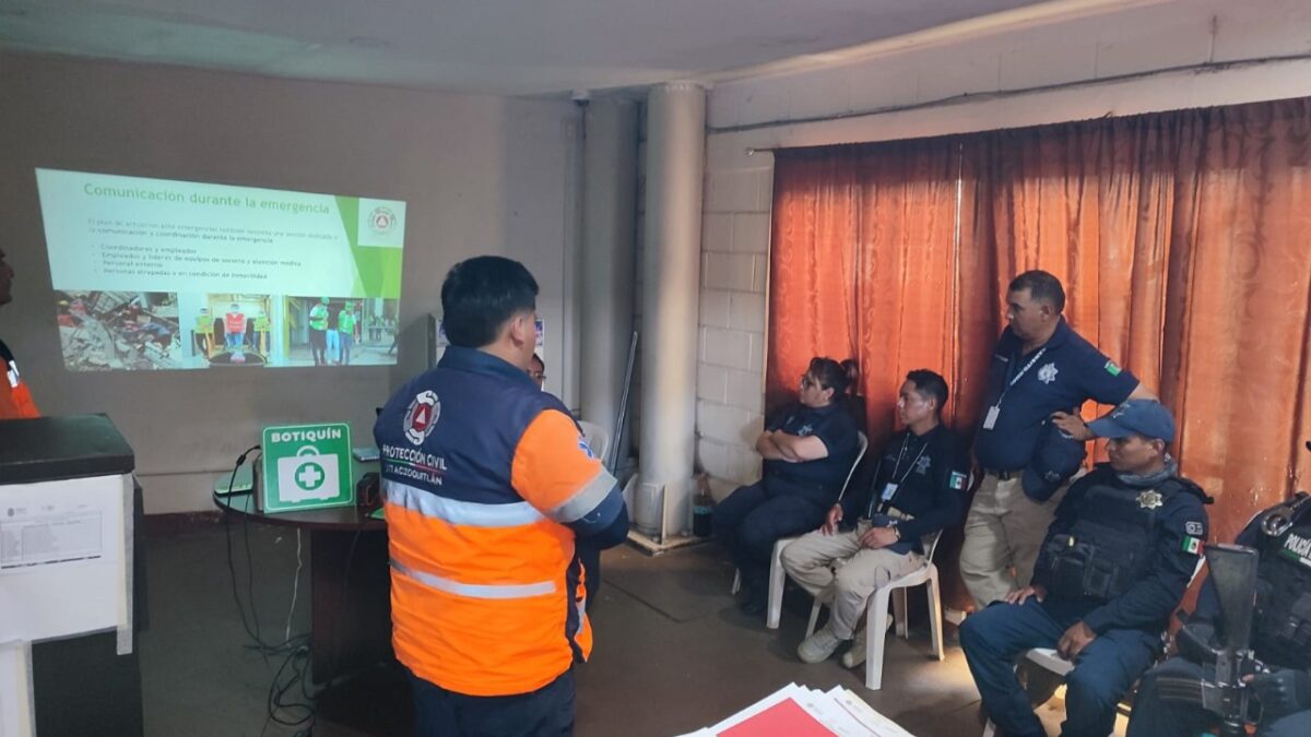 CAPACITAN A SERVIDORES PÚBLICOS EN EVACUACIÓN DE INMUEBLES
