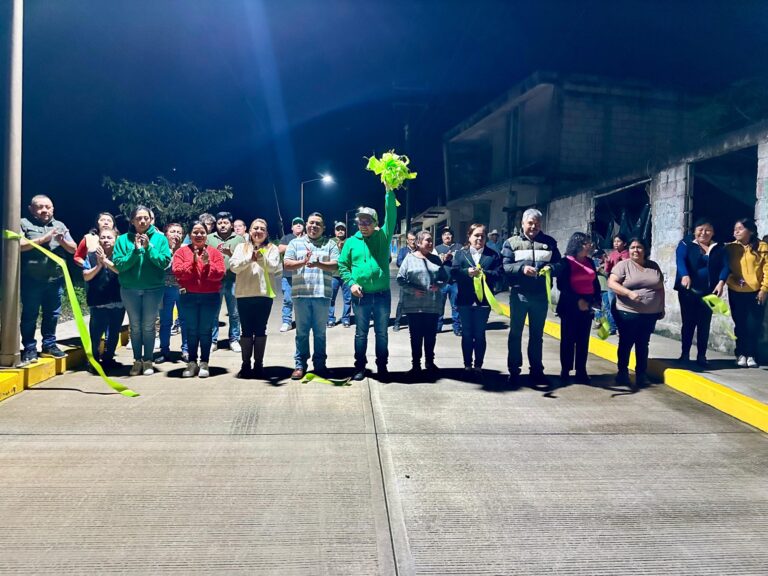 INAUGURAN AUTORIDADES CALLE PRINCIPAL DE LA COLONIA ROSA MÍSTICA