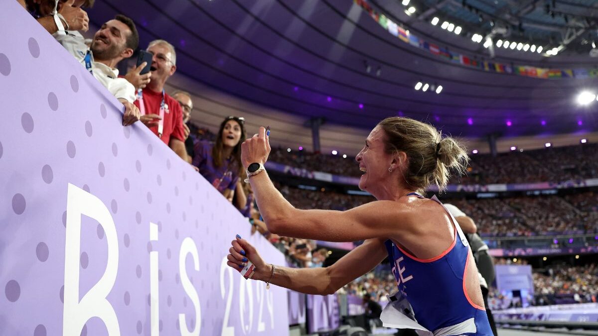 París 2024: Atleta francesa le propone matrimonio a su novio tras carrera de 3000 metros