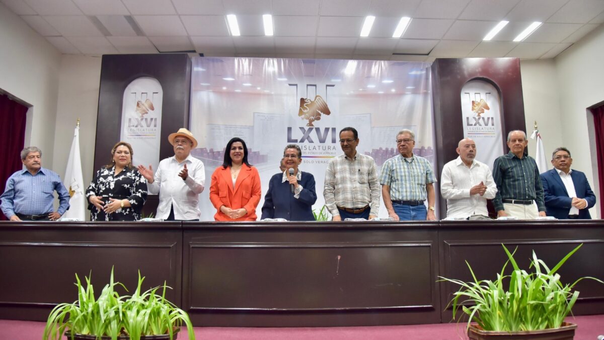 Conmemora Congreso natalicio de Heberto Castillo