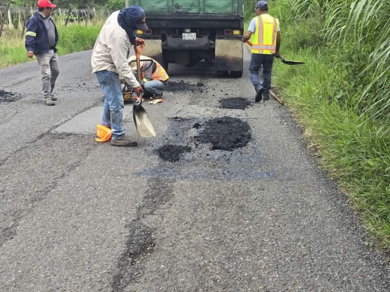 Concluyen trabajos de bacheo en el camino estatal Chocamán – Neria