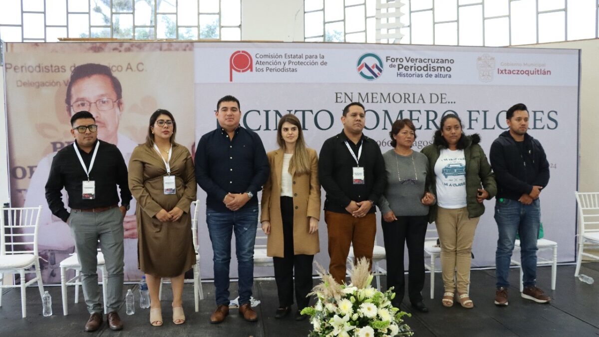 EN IXTACZOQUITLÁN, REALIZAN EMOTIVO HOMENAJE AL PERIODISTA JACINTO ROMERO