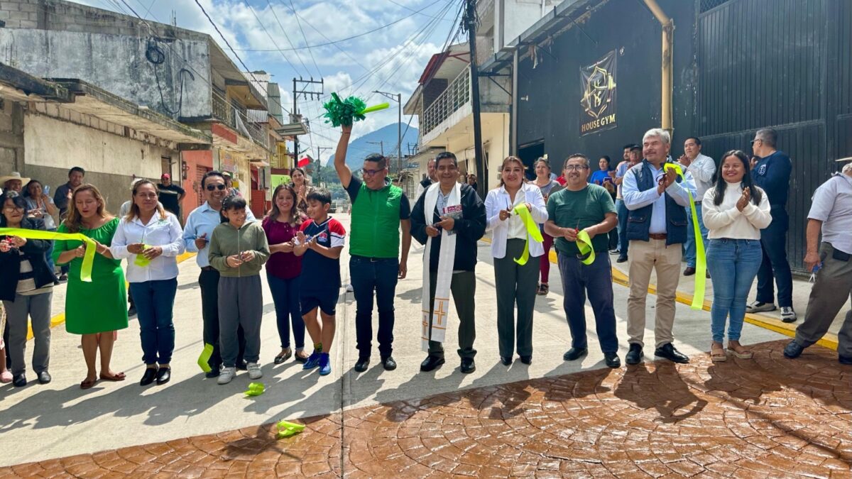 INAUGURA ERNESTO RUIZ OBRA DE PAVIMENTACIÓN EN CABECERA MUNICIPAL