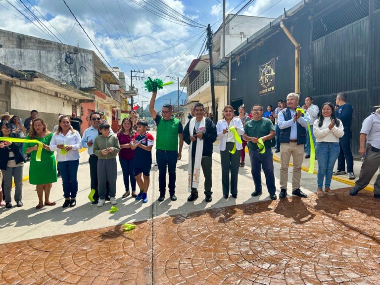 INAUGURA ERNESTO RUIZ OBRA DE PAVIMENTACIÓN EN CABECERA MUNICIPAL