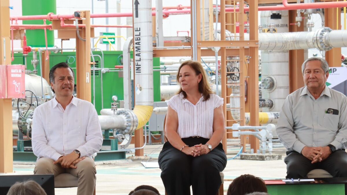 ROCÍO NAHLE ASISTE A CEREMONIA POR 59 ANIVERSARIO DEL IMP EN BOCA DEL RÍO