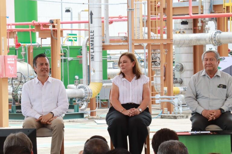 ROCÍO NAHLE ASISTE A CEREMONIA POR 59 ANIVERSARIO DEL IMP EN BOCA DEL RÍO