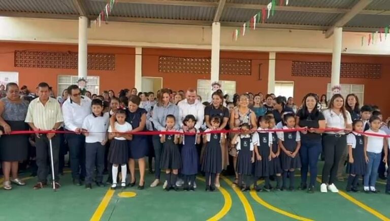 INAUGURA ALCALDE CANCHA EN LA ESCUELA “IGNACIO ZARAGOZA”.
