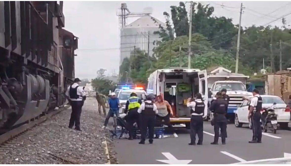 Niño se salva de milagro de morir aplastado por un tren carguero