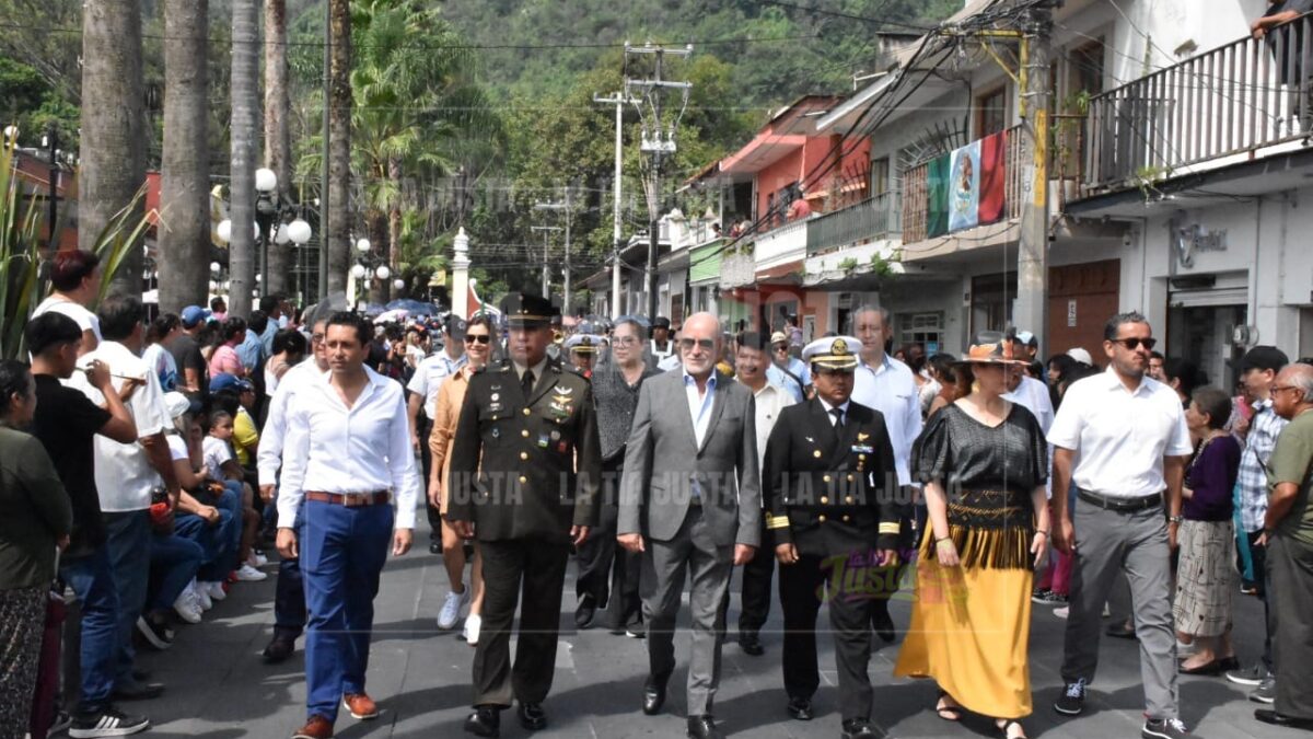 Participan más de 10 mil personas en desfile Conmemorativo por el 214 Aniversario de la Independencia de México