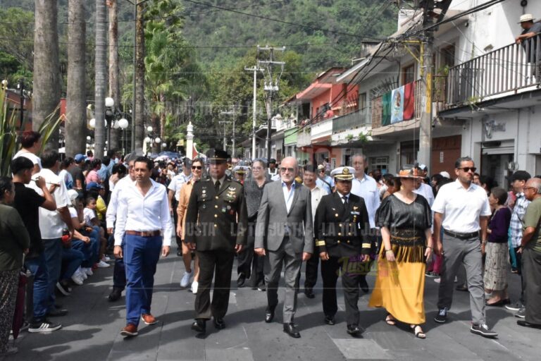 Participan más de 10 mil personas en desfile Conmemorativo por el 214 Aniversario de la Independencia de México