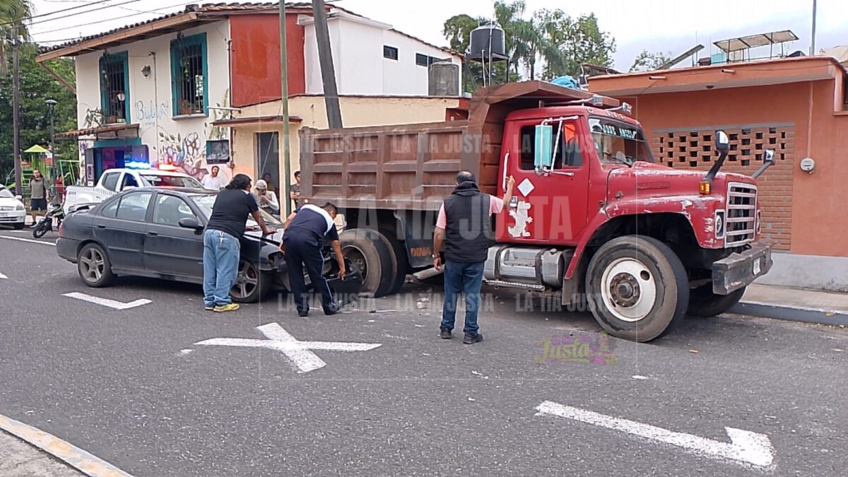 Choca contra camión materialista 