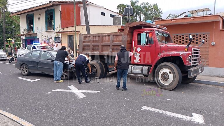 Choca contra camión materialista 