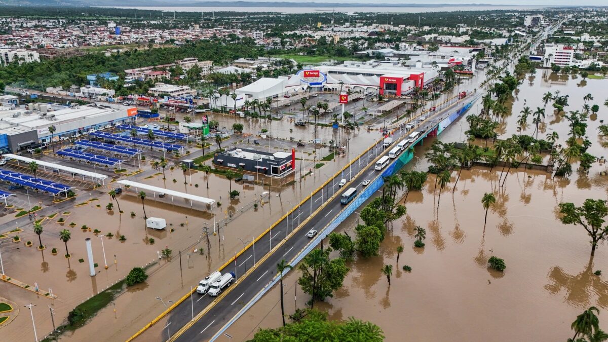 Suman 16 muertes por paso de John en México; se degrada a baja presión