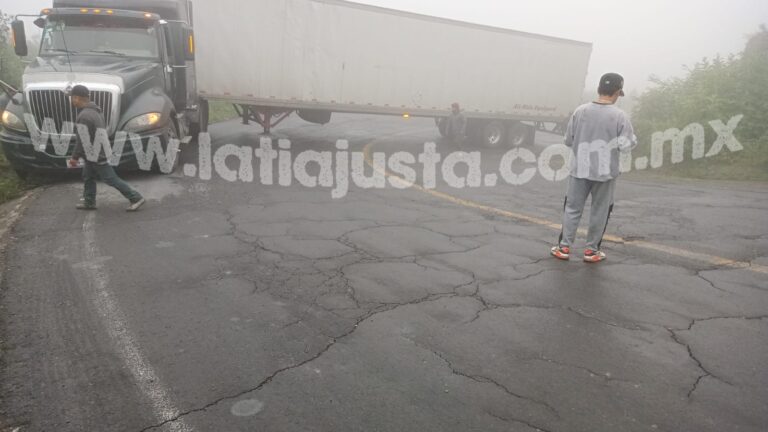 SE DESCUADRA TRÁILER EN LAS CUMBRES DE ACULTZINGO.