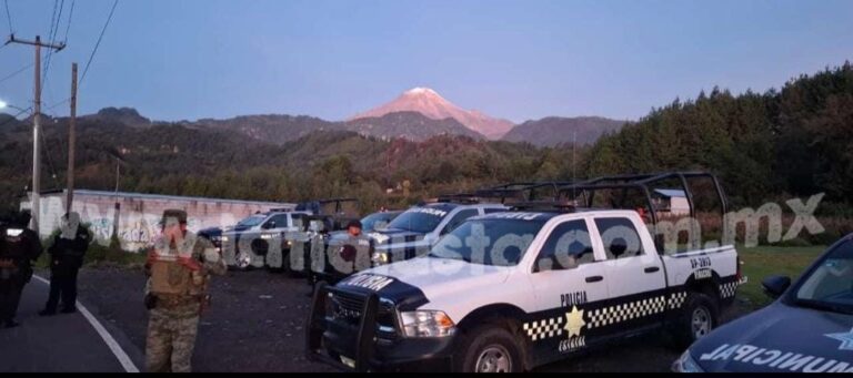 POBLADORES MANTIENEN RETENIDAS PATRULLAS Y POLICÍAS EN TETELCINGO, COSCOMATEPEC.